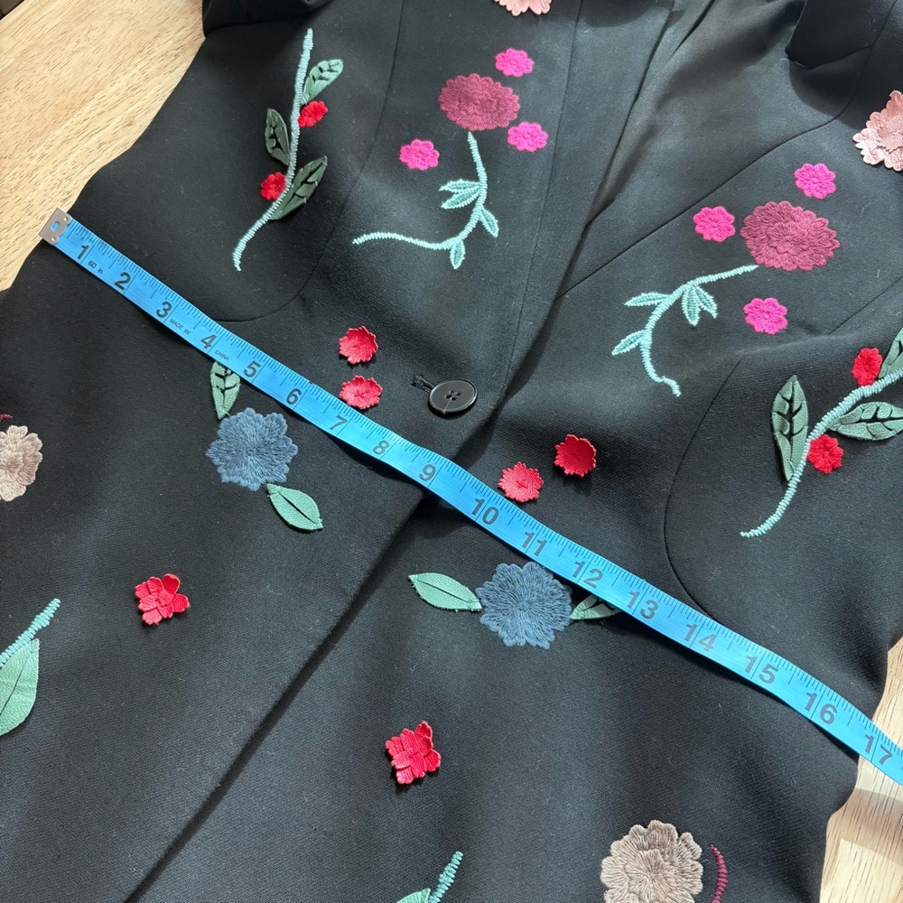CARLISLE COLLECTION Designer Black Blazer. Leather Flowers! Embroidered. Size 4 - Picture 13 of 16